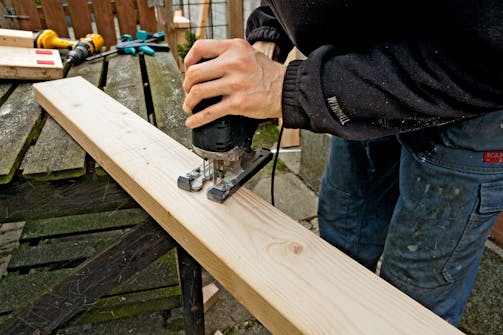 3 typiska jobb du klarar med en sticksåg: Kapa en bräda eller regel 3 typiska jobb du klarar med en sticksåg: Kapa en bräda eller regel